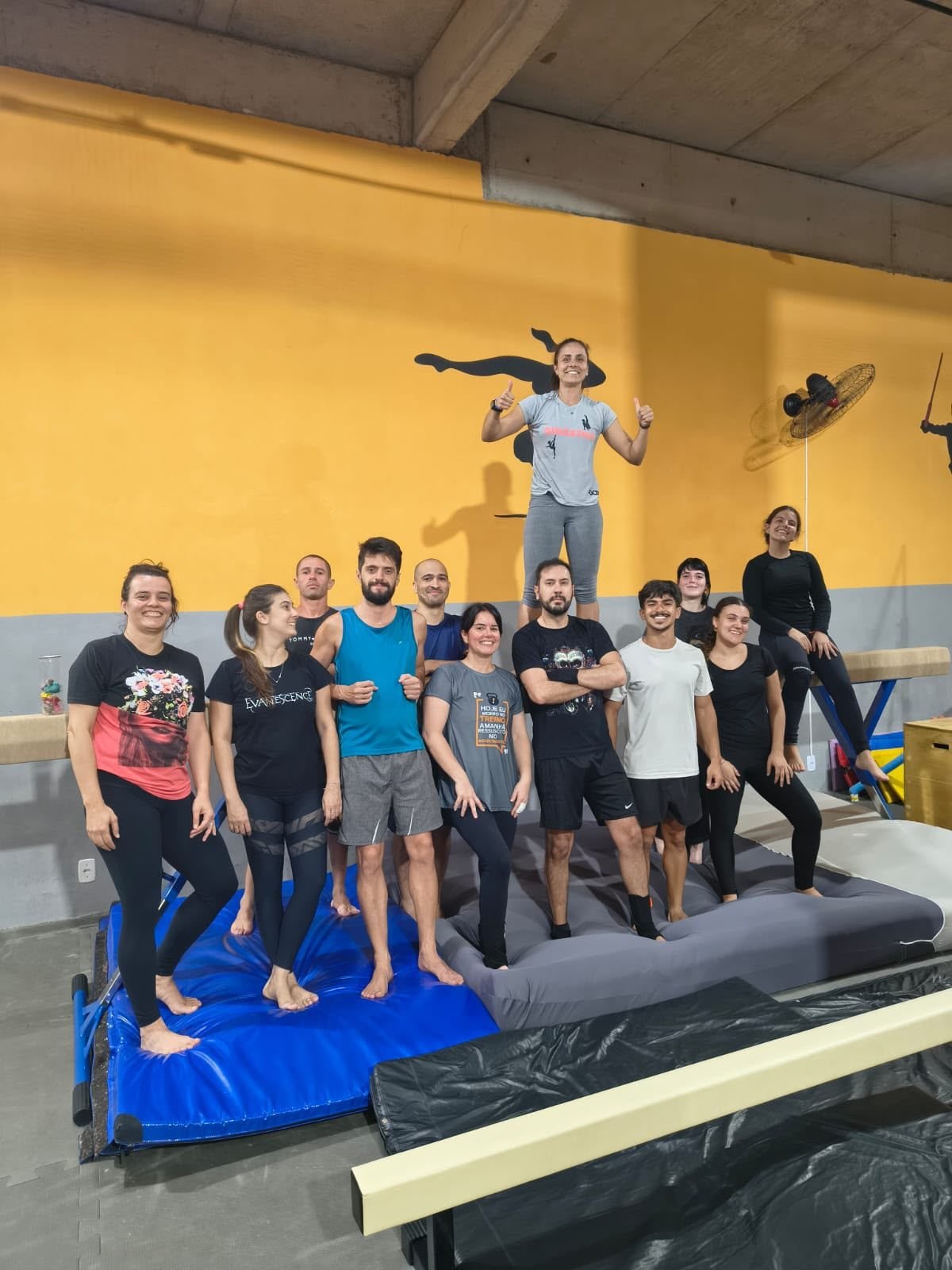 Grupo de alunos adultos reunido após o treino