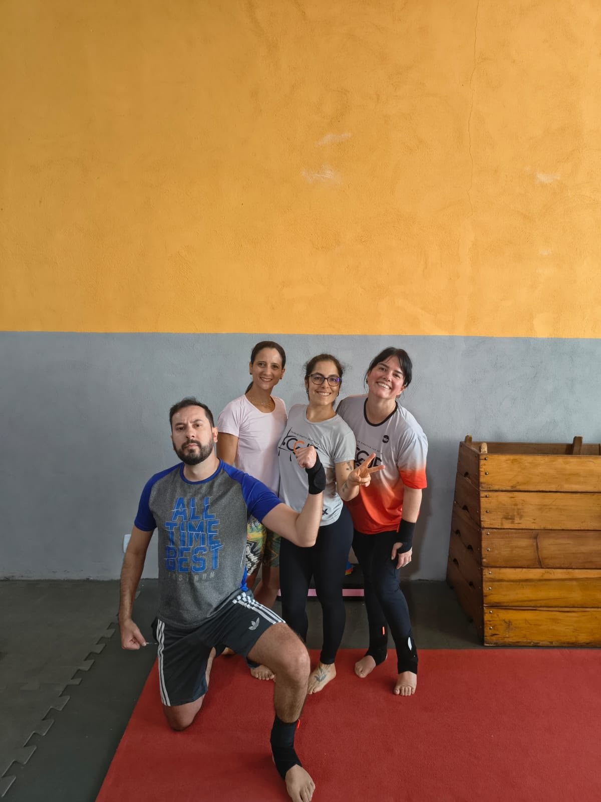Alunos adultos sorrindo durante o treino