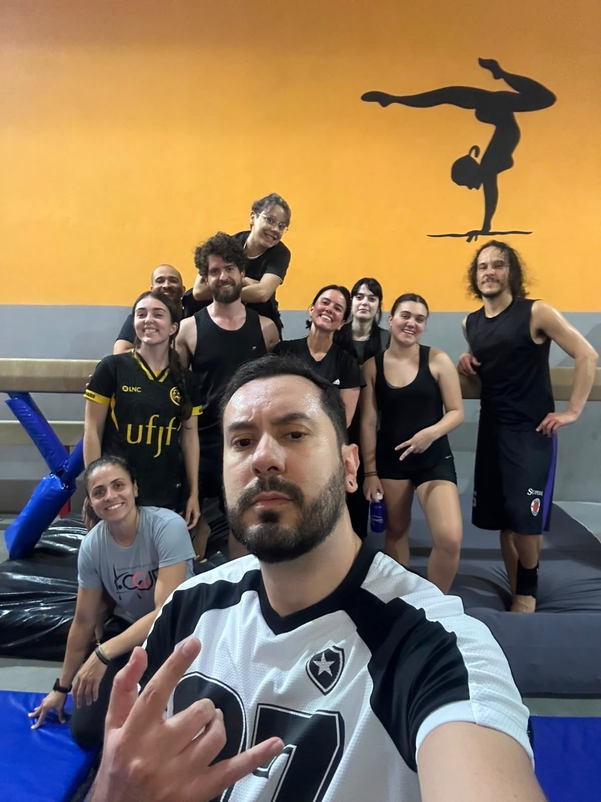 Alunos adultos treinando equilíbrio na trave