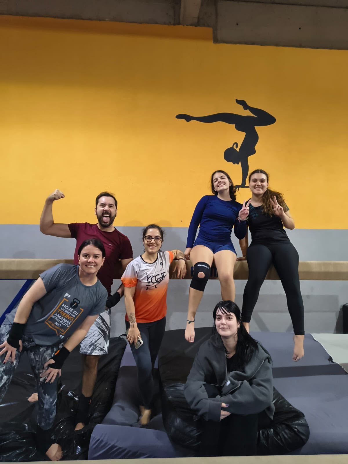 Turma adulta reunida na trave de equilíbrio
